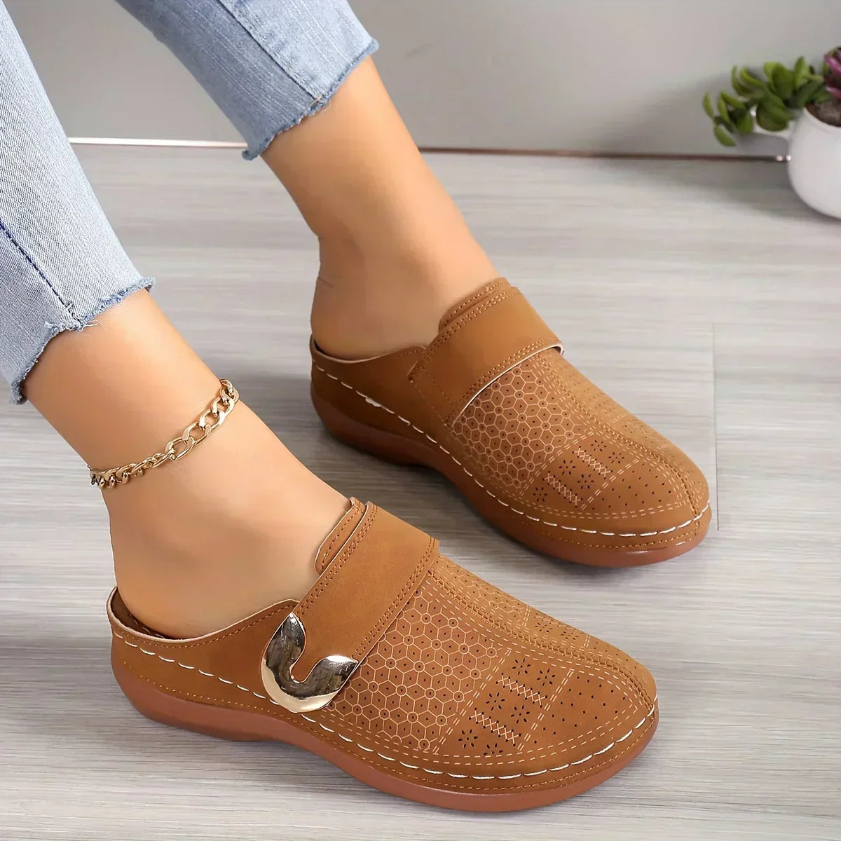 Caprielle Chic Supportive Wedge Sandals
